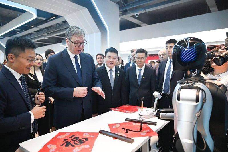塞尔维亚近年积极引进中国制造的军事装备,图为塞尔维亚总统武契奇5月27日在浙江嘉...