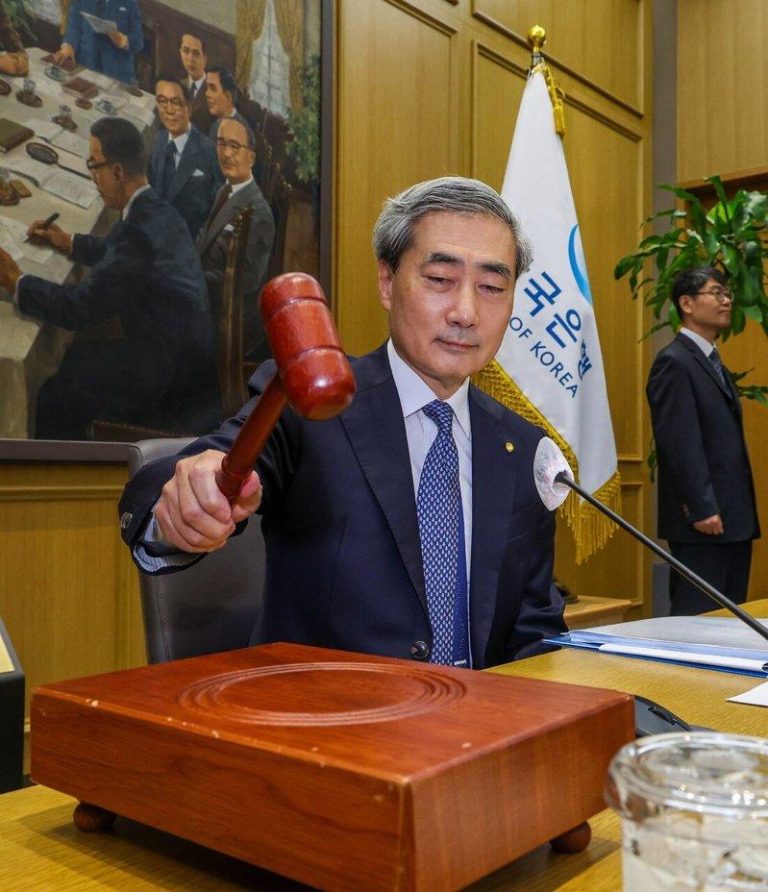 南韩央行转鹰 新总裁申铉松:芯片出口激增效益大于中东战事冲击 新任总裁申铉松主持上任后首场决策会议。(欧新社)