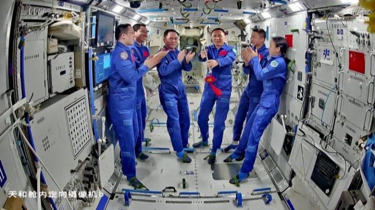 准备回家啰…神21乘组移交空间站钥匙 快乐全写脸上 中国空间站钥匙的钥匙扣亮了。(视频截屏)