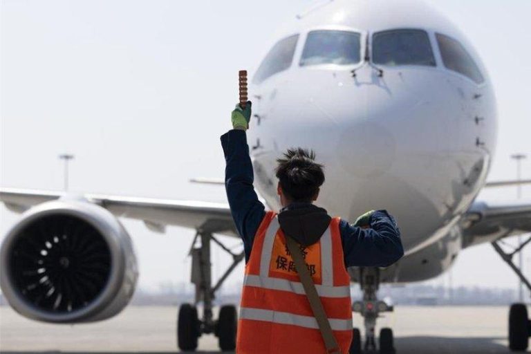 C919商飞满3年 载客破500万人次 通航城市达到23个 搭载140名旅客的MU5631航班平稳降落在哈尔滨太平国际机场,东方航空C919...