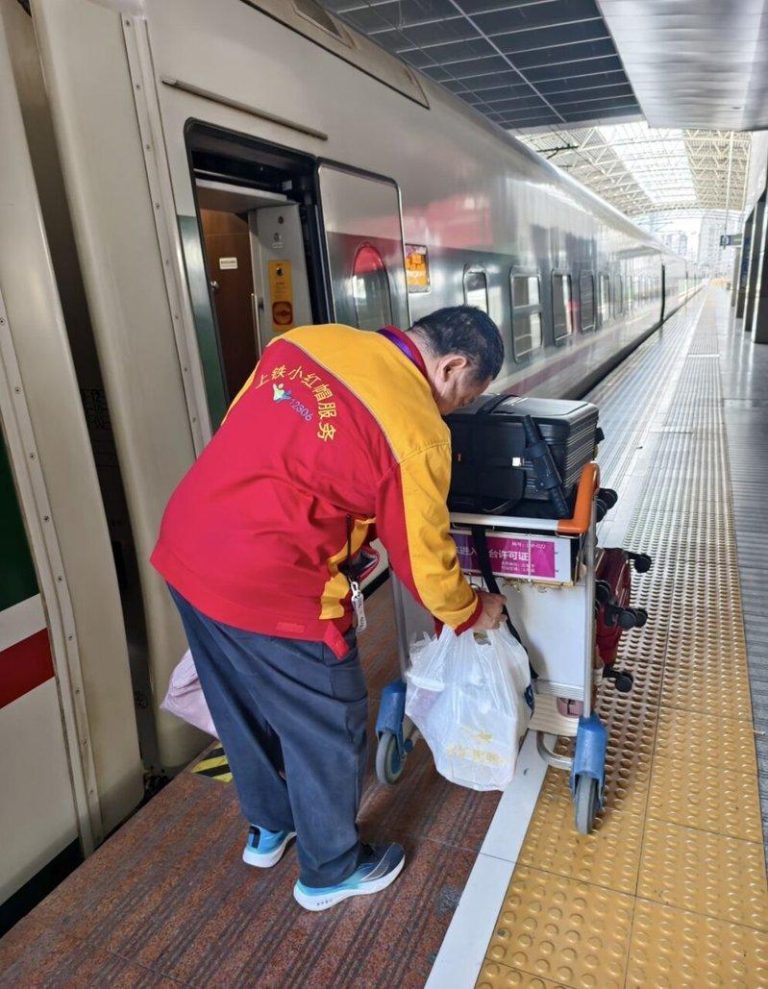 上海14人地铁站「上班」数月 没工资还倒贴 起因令人傻眼 图为上海地铁的小红帽行李搬运服务。示意图,与新闻内容无关。(取材自小红书)