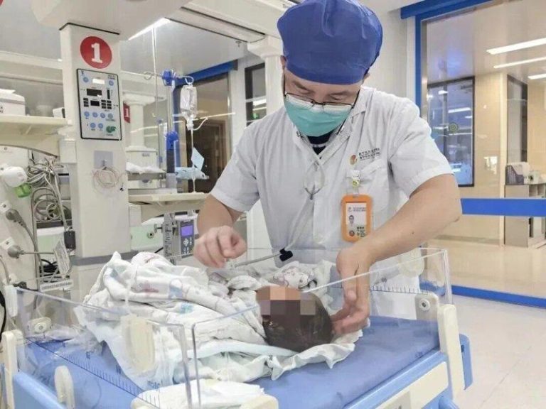 AI建议每顿只喂娃60ml奶?娃暴哭不长肉 豆包官方澄清 家长听AI建议给婴儿每顿只喂60ml奶。示意图。(取材自红星新闻)