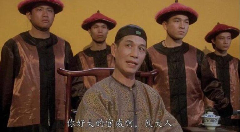 刘洵在「九品芝麻官之白面包青天」中饰演大太监李莲英，凭借独特的眼神与腔调塑造鲜明...