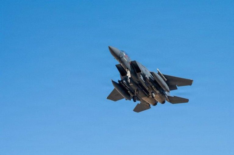 美军F-15E战机伊朗上空遭击落内情曝光 NBC:疑中制肩射飞弹「建功」 一架美军F-15E 3月9日起飞运行在伊朗任务。此机并非此次失事战机。(路透)