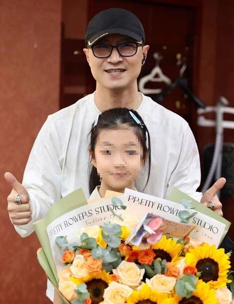 汪峰在社群发文替爱女打气。(取材自微博)