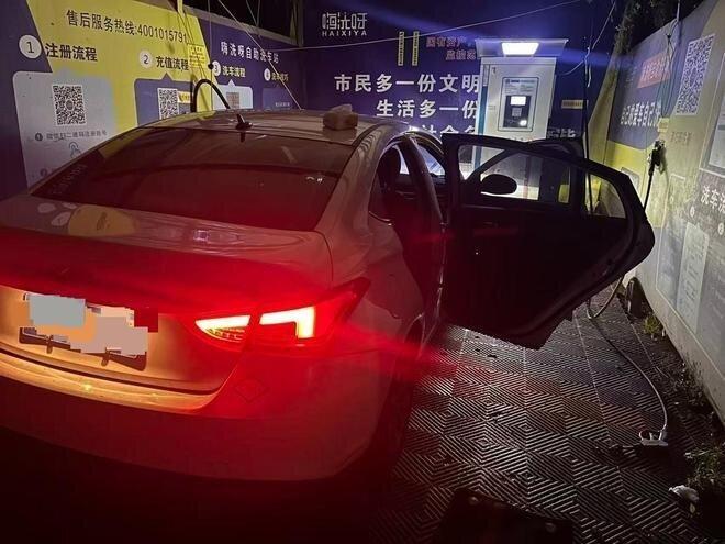 陈师傅在自助洗车处。(受访者供图)
