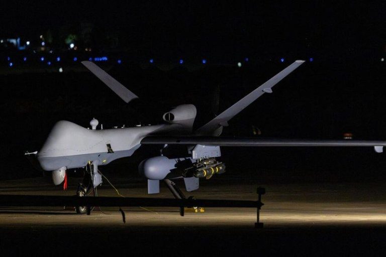 伊朗弹袭 科威特拦截成功 残骸坠地波及2架MQ-9无人机 美国空军一架MQ-9「死神」无人机停放在波多黎各阿瓜迪亚的拉斐尔.叶南德兹机场停...
