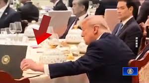川习会爆名场面:翻看小本本 蔡奇训斥王毅