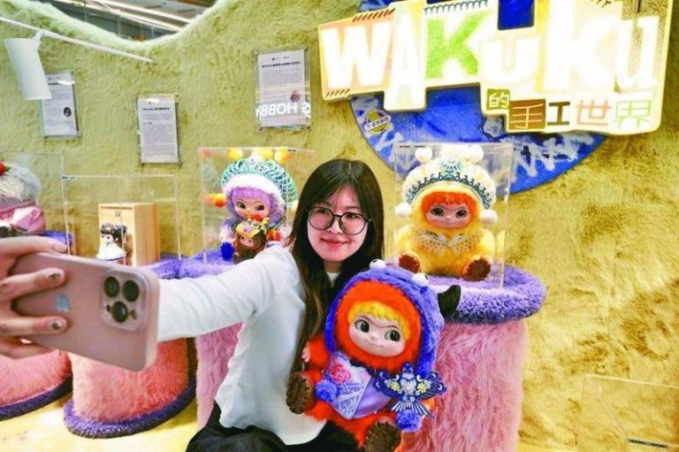 潮玩新秀 「奇梦岛」玩撒野 1年推18个IP 单季营收破亿 融合了京绣和盘扣技艺的哇库库中国风娃衣成为潮玩游园会上的焦点。 (本报北京传真)
