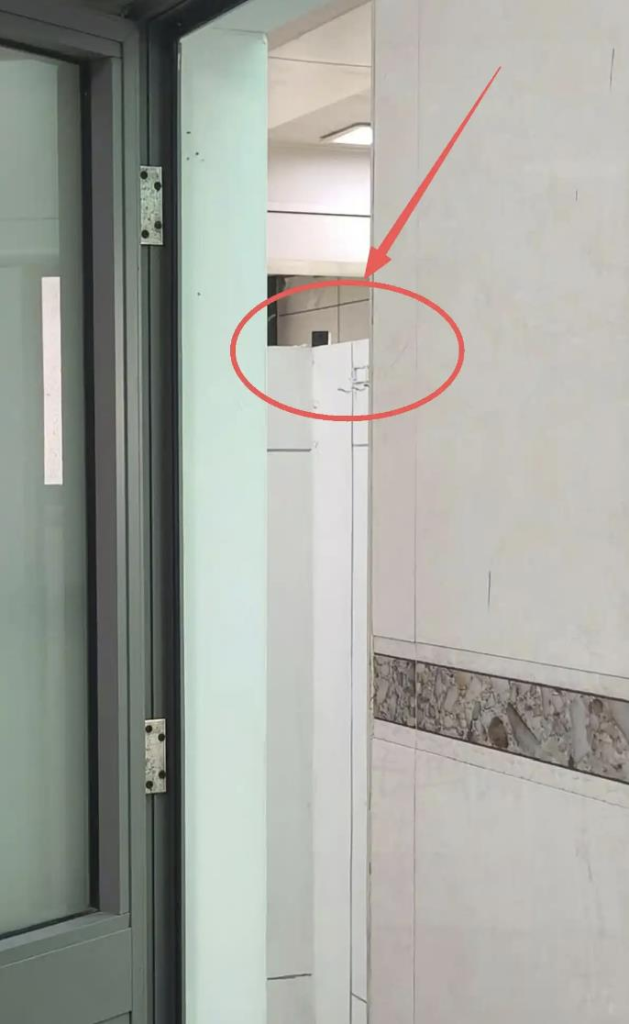 上海政法学院爆女厕偷拍事件 32岁男学生遭拘 上海政法学院近日爆出偷拍事件,有学生在自习室女厕外发现藏有摄影镜头的黑色设备。图...
