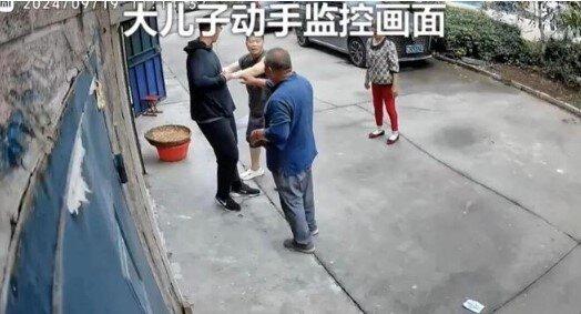 图为姜先生长子动手监控画面。(取材自新民周刊)