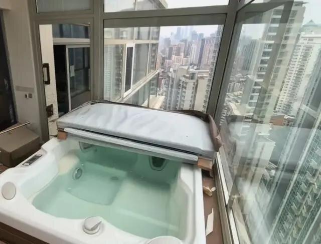 冯某住在用诈骗赃款买来的豪宅中。(视频截屏)