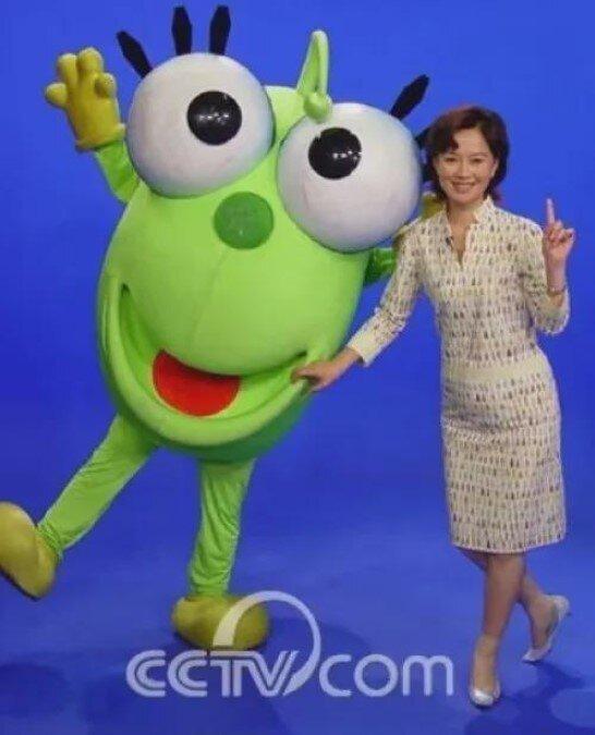 鞠萍主持「动漫世界」时与角色「顽皮」合影。(央视网数据图)
