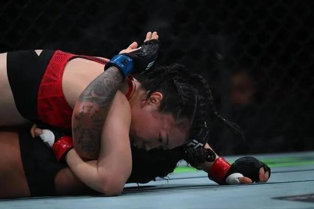 石铭斩获UFC首胜 希望能将自己的故事拍成电影。(取材自封面新闻)