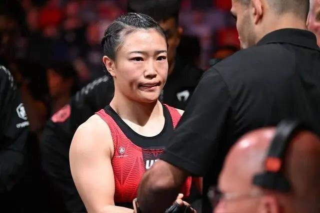 石铭斩获UFC首胜 希望能将自己的故事拍成电影。(取材自封面新闻)