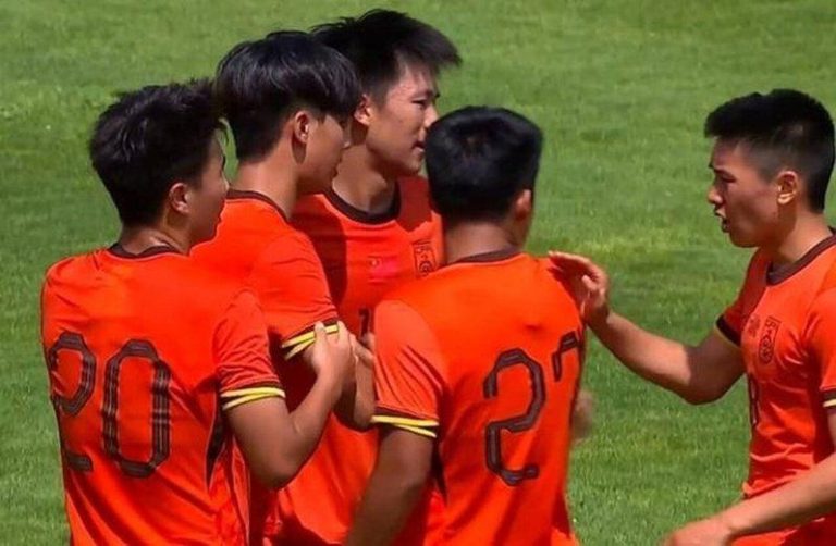 以小搏大 中国U19国足土伦杯开门红 17年首次零封对手 北京时间5月31日,土伦杯小组赛首轮,凭借张家鸣制造的乌龙,U19国青1-0战胜...
