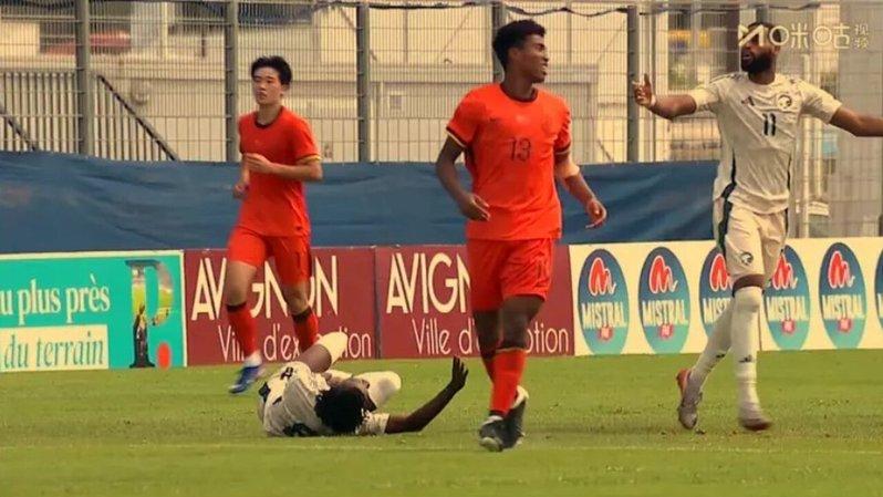 土伦杯U19国足以小打大还赢球。 (取材自足球大腕微博)