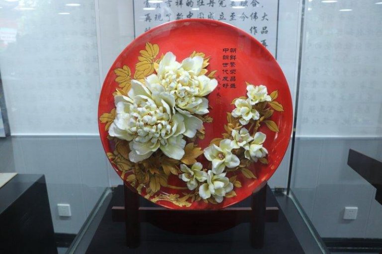 终年盛开…洛阳牡丹瓷 获选中国外交国礼 已赠百余国 牡丹瓷成为中国外交的国礼。北韩建国70年时,中国国际友好联盟会曾致赠名为《盛世繁...