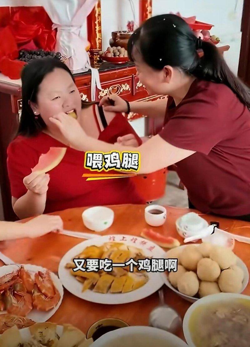刘秀红的母亲不停往女儿嘴里塞吃的。(取材自微博)