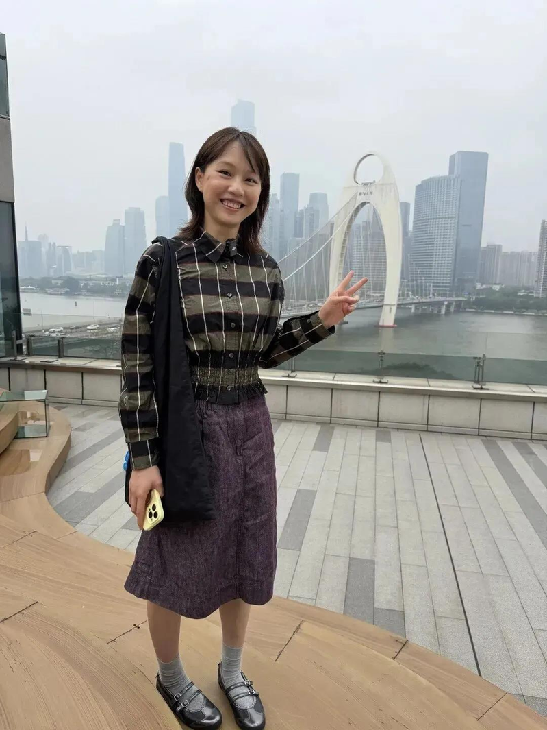 清华大学美术学院硕士的广州女生Yoyo,毕业后做纹眉师一年了。(取材自大象新闻)