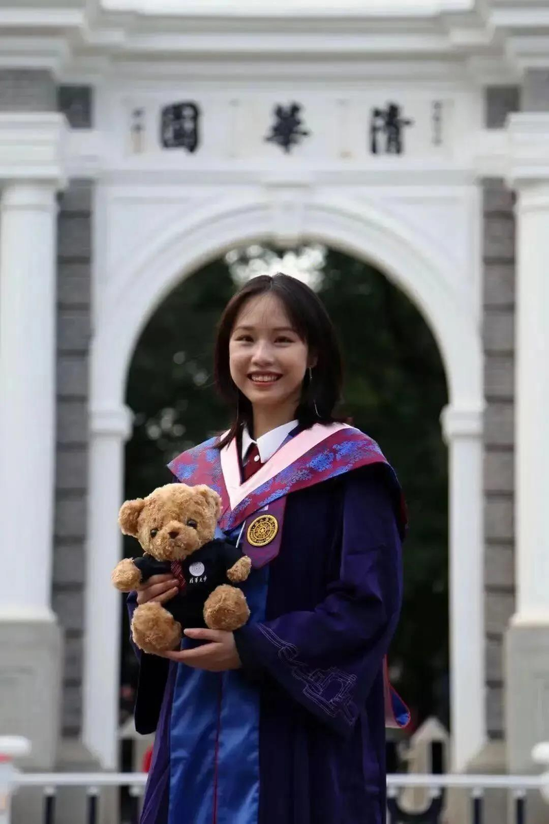 清华大学美术学院硕士的广州女生Yoyo,毕业后做纹眉师一年了。(取材自大象新闻)