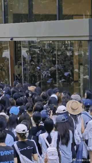 张凌赫活动,大批粉丝挤爆商场。(取材自微博)