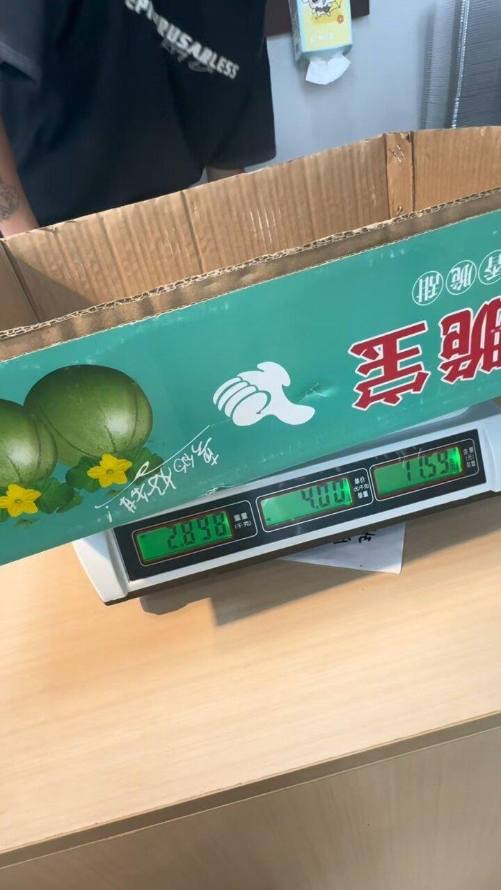 近日有网友反映购买成箱水果时,发现纸箱箱体部分区域填充了水泥。(取材自潇湘晨报)