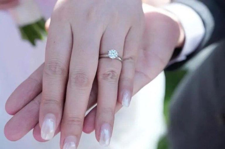好羡慕…哈工大集体婚礼 187对新人获赠「1克拉钻戒」 哈工大集体婚礼,学校送1克拉钻戒。(取材自央视新闻微信公众号)