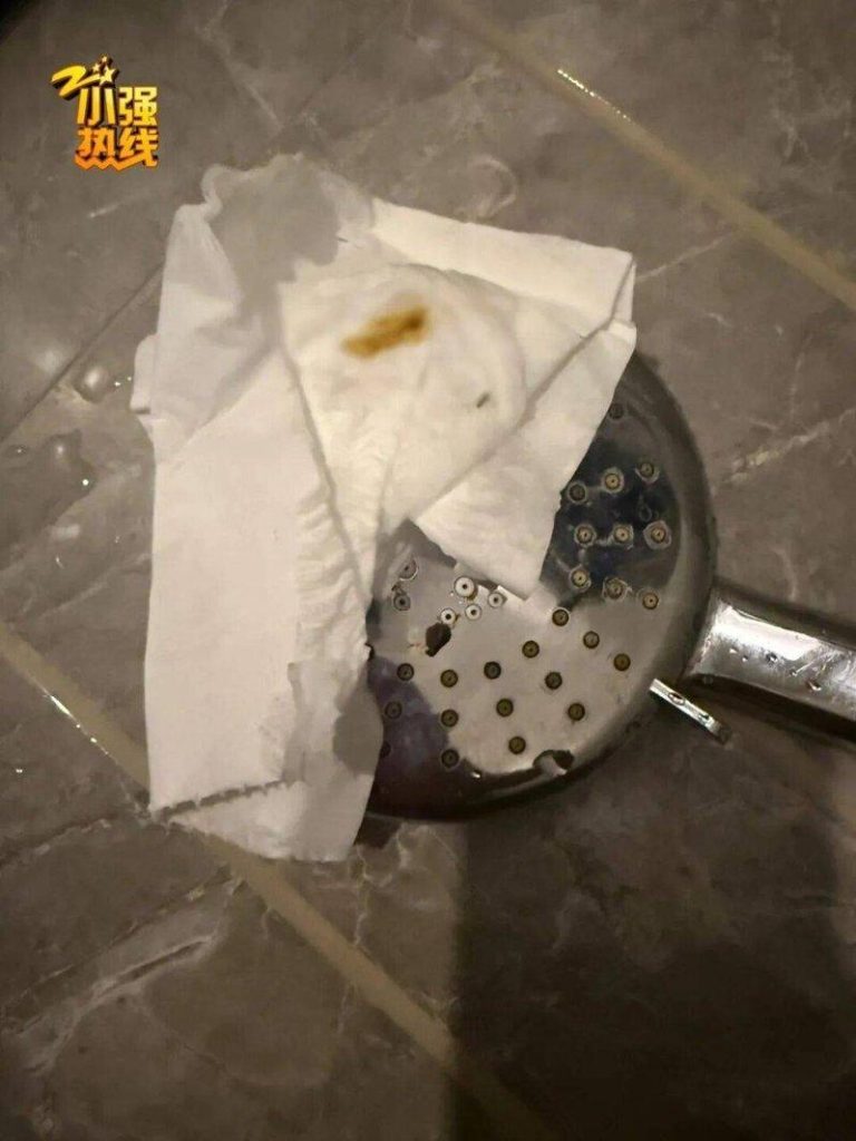 莲蓬头疑沾排泄物 情侣住杭州酒店洗澡崩溃 反被指自导自演 当事人拍下画面,花洒内有疑似粪便的异物。(视频截屏)