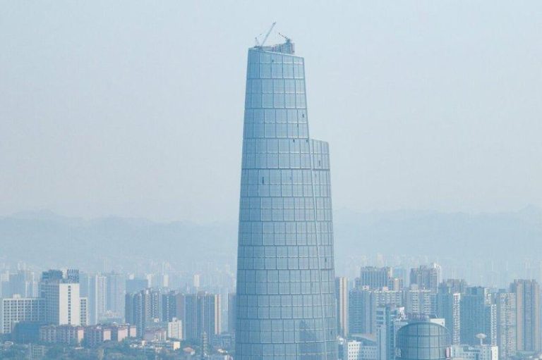 最后一波?中国今年内将建成4摩天大厦 陆海国际中心位于重庆市渝中区化龙桥国际商务区内,塔楼总高约458米。(中新社)