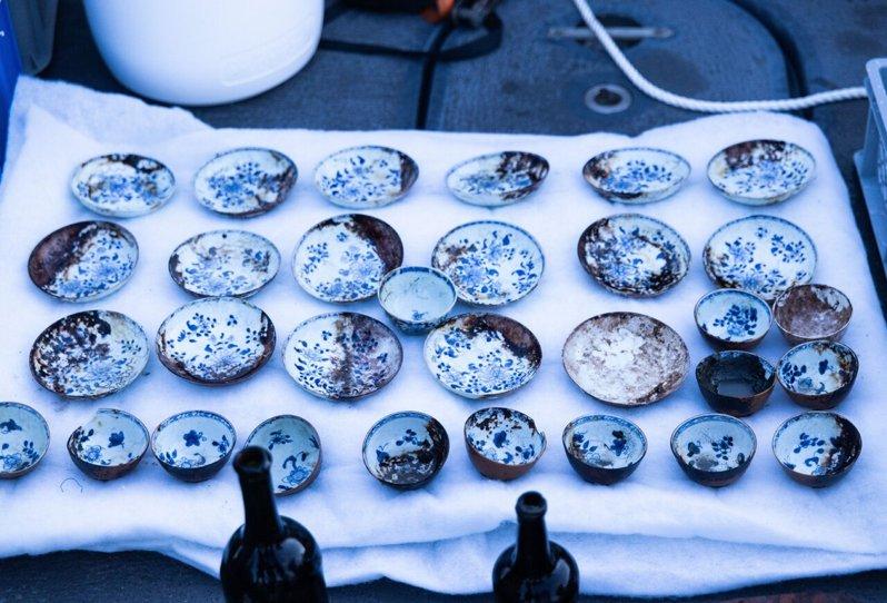 挪威考古人员近日在该国南部海域发现一艘18世纪的沉船,从船上打捞出大量保存完好的...
