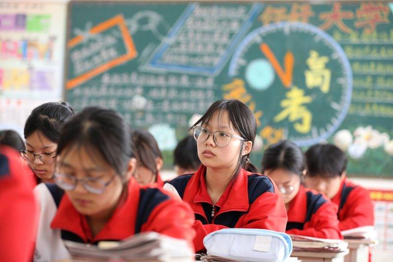 中国2026高考7日将登场,而为防止考生用智能眼镜作弊,多地教育考试机构近期发布...