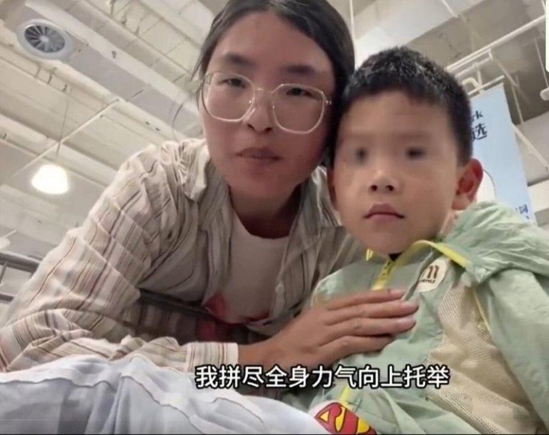 「儿子5岁就能来山姆」宝妈跟风玩梗下场曝光 含泪道歉 一名宝妈近日因发布「我儿子5岁就能来山姆」影片引发热议。(视频截屏)