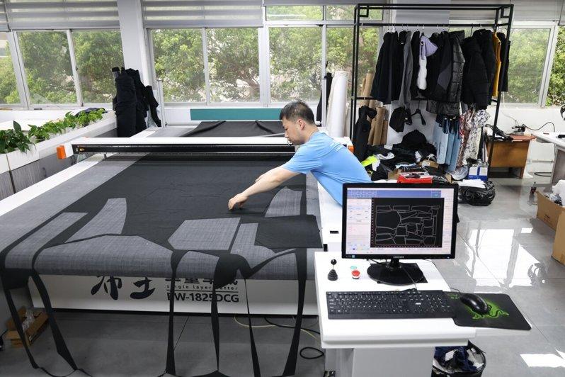 服饰公司人员在制作样衣。示意图。(新华社)