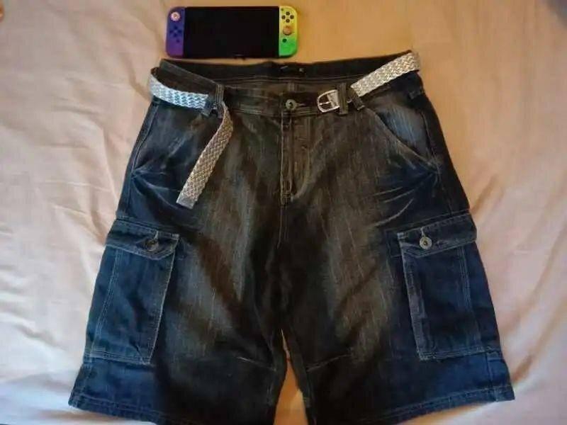 女性消费者买的超大号男裤。(取材自大力财经/受访者供图)
