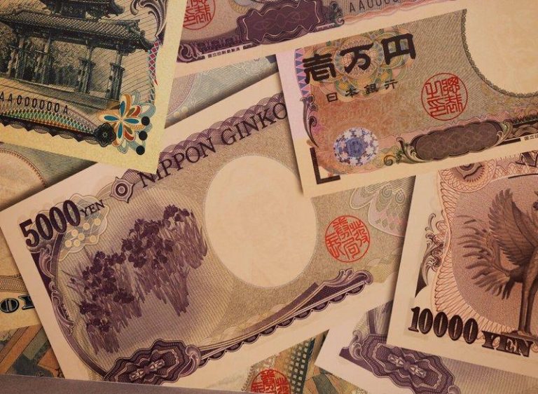 日圆兑美元3日盘中一度触及160日圆，显示日本当局4月30日后干预汇市以来的升幅...
