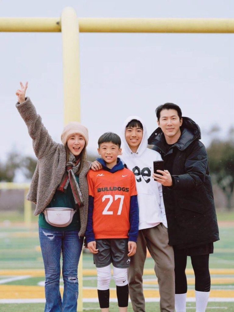 黄少祺爱子Jeremy毕业 女团妻小蓁罕露面1家4口甜同框 黄少祺(右)一家4口。(取材自脸书)