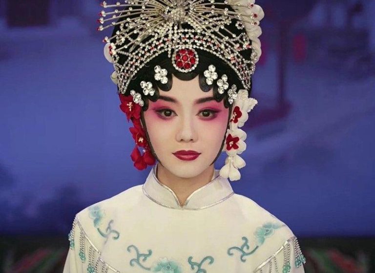 忆秦娥遭遇一连串人生打击。(取材自微博)