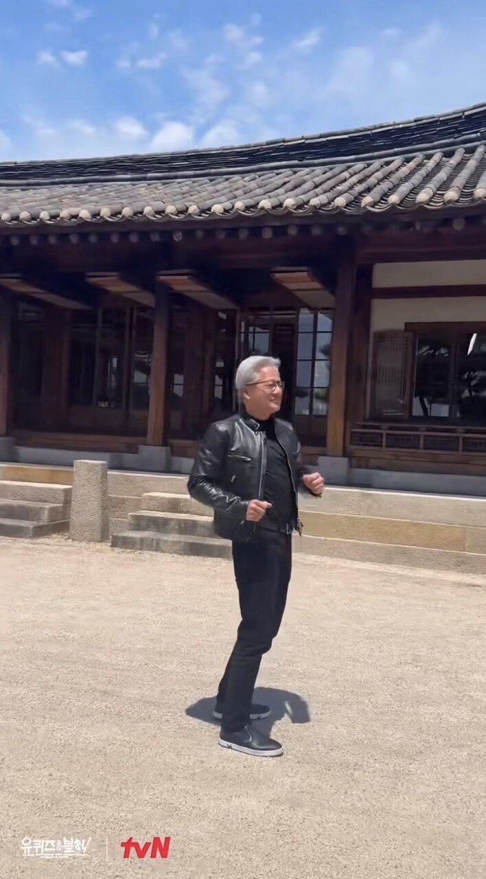 黄仁勋在韩屋中热舞。（截屏自刘QUIZ官方IG）