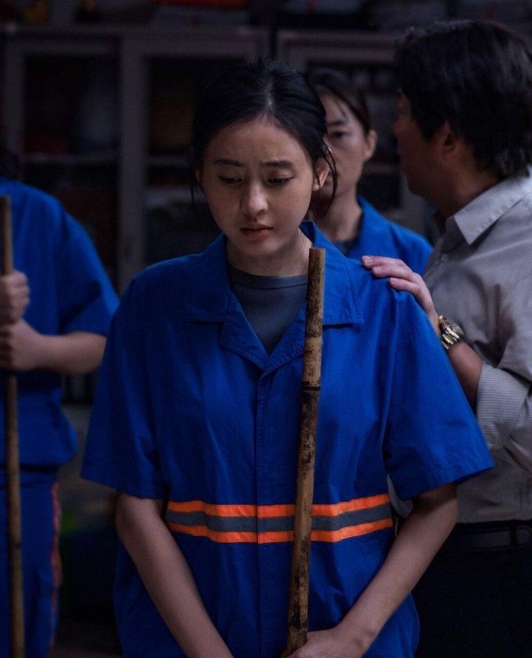 张天爱在「开个玩笑」中饰演被性骚扰的环卫女工。(取材自微博)