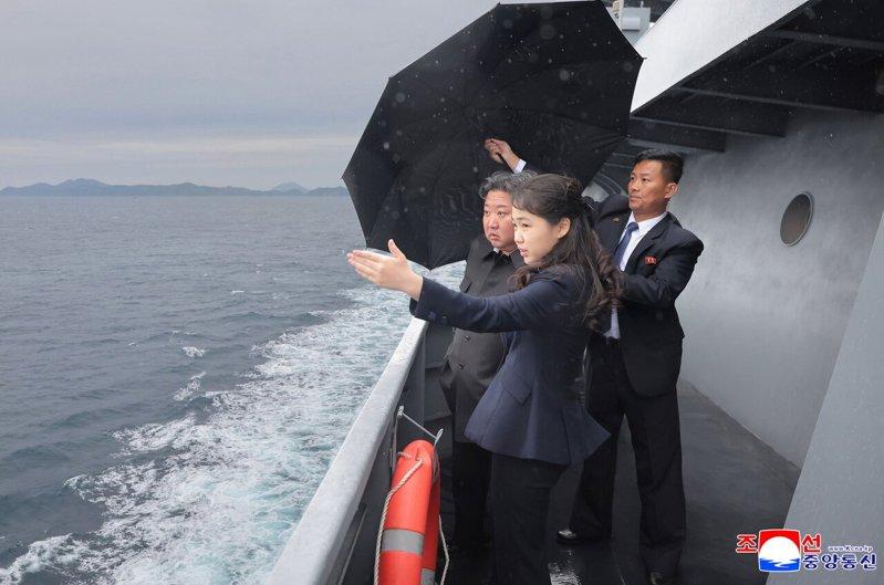 北韩政府提供的照片显示,北韩领导人金正恩(左)与女儿金珠爱观看驱逐舰「姜健号」6...