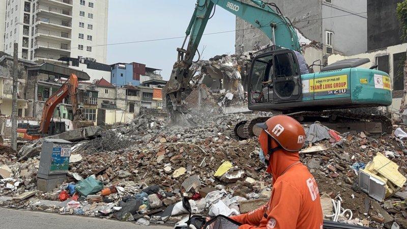 近月以来的河内市仿佛成为大型建筑工地，数十处工地同时出现。这座城市正以闪电般的速...
