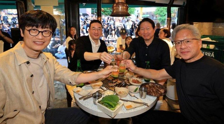 辉达（NVIDIA）首席执行官黄仁勋（右）和SK集团会长崔泰源（右二）、LG集团会长...