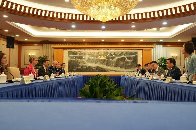 英国外交大臣古柏3日访问深圳，与中共深圳市委书记靳磊举行双边会谈。（英国外交部提...