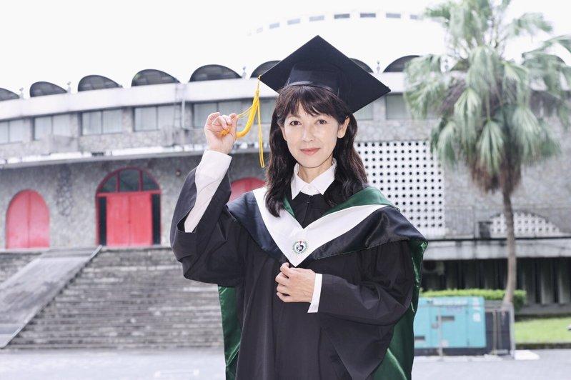 陈明真在医学院门口拍毕业照。记者王聪贤／摄影