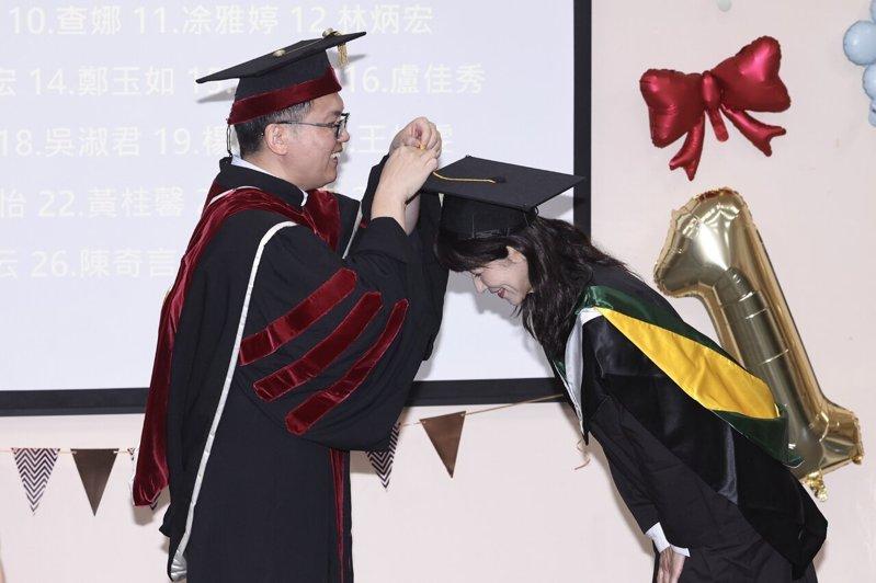 陈明真（右）接受系主任拨穗。记者王聪贤／摄影