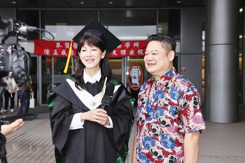 季忠平（右）鼓励陈明真念长照硕士。记者王聪贤／摄影