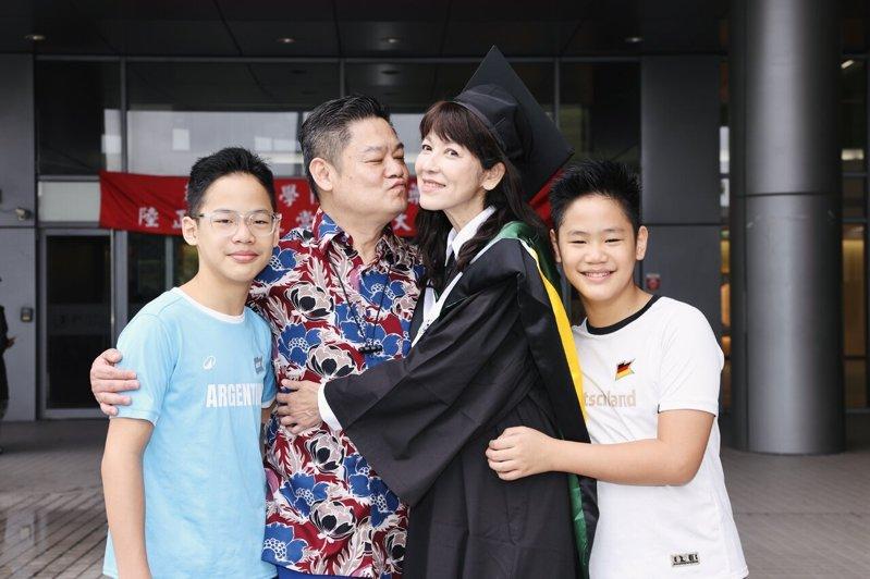 陈明真（右二）在季忠平支持下拿到硕士文凭，双胞儿子也来了。记者王聪贤／摄影