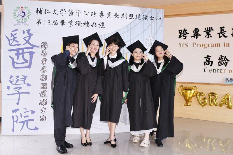 陈明真（右三）和同学合影。记者王聪贤／摄影