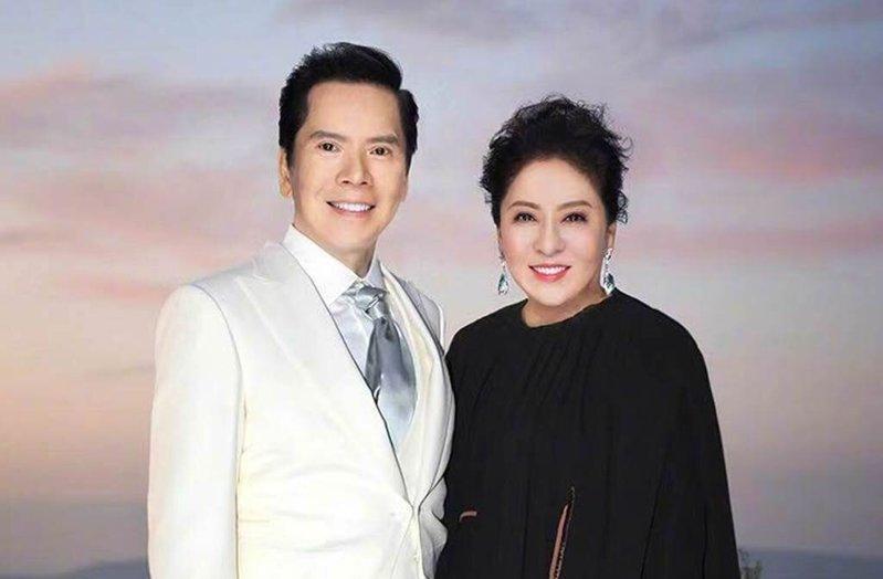 向华强自爆与老婆陈岚结婚40年感情紧密。(取材自微博)